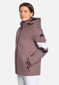 Lila isolierte Jacke mit Kapuze, die weiße und schwarze Akzente, diagonale strukturierte Muster, Reißverschlusstaschen und eine taillierte Silhouette aufweist.
