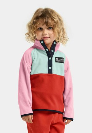 Bluza polarowa w kolorach miętowym, różowym i czerwonym, z wysokim kołnierzem, zatrzaskami i naszywką z logo. Miękka tekstura z kontrastującymi granatowymi akcentami.