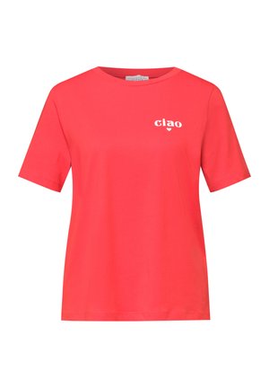 Rød t-shirt med korte ærmer med hvid "ciao" tekst og lille hjerte på øverste venstre bryst, rund halsudskæring, enkelt design.