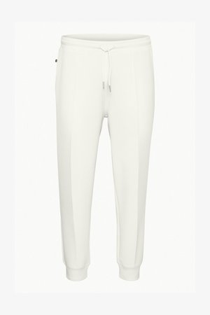 Fehér melegítőnadrág húzózsinóros derékrésszel, keskenyedő szabással és oldalzsebekkel. Puha, sima anyagból készült, enyhe fényű felülettel.