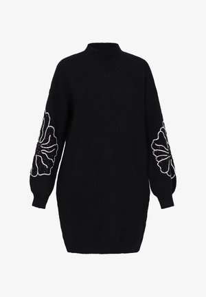 Czarna sukienka swetrowa z wysokim dekoltem i długimi, bufiastymi rękawami. Ozdobiona haftem w kwiaty z białymi nitkami oraz koralikami.