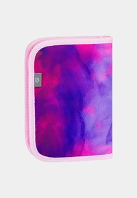Barevný zipový sáček s růžovým textilním okrajem, s akvarelovým designem v odstínech fialové, růžové a modré. Viditelná značka.