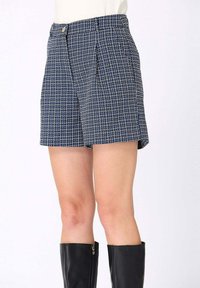 Shorts navy avec un motif texturé à carreaux ; présentent une fermeture à l'avant et des poches latérales. Le matériau affiche un design tissé avec un léger éclat.