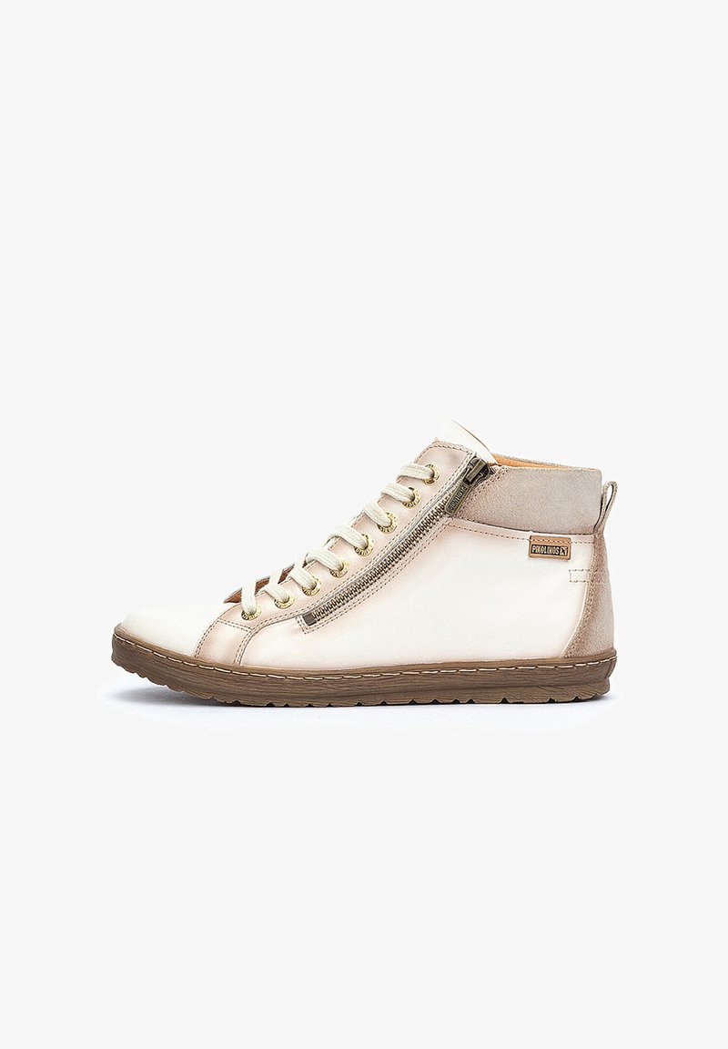 Zapatillas altas de cuero crema y beige, con cremallera lateral, herrajes dorados y una suela de goma marrón texturizada.