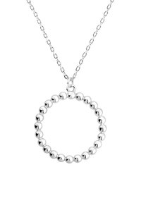 Silverhalsband med en rund berlock bestående av små, polerade pärlliknande element trätt på en slank kedja.