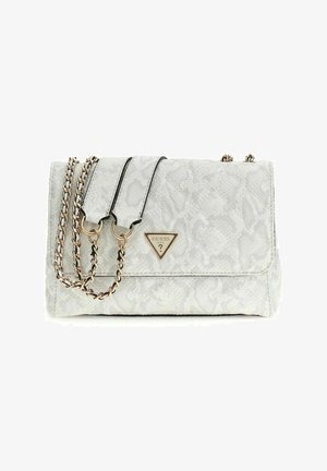 Sac à main blanc matelassé avec texture imitation peau de serpent, bandoulière chaîne dorée et logo triangulaire Guess sur le rabat avant.