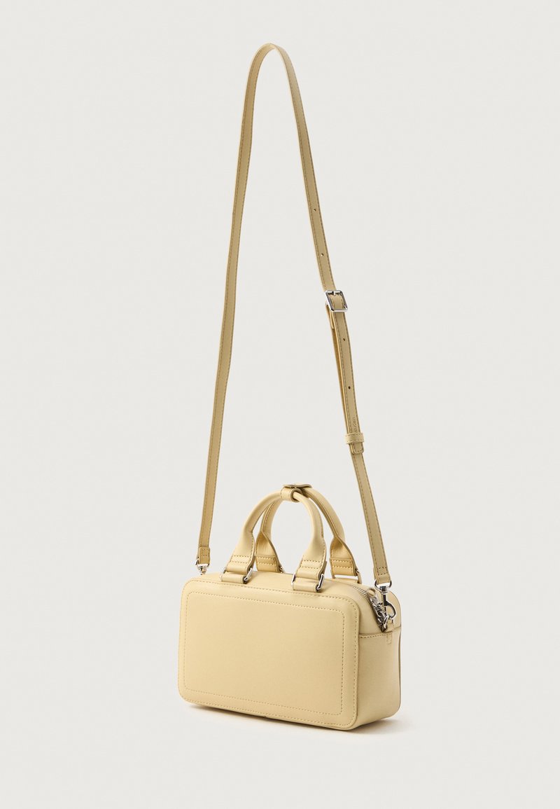 Calvin Klein BAULETTO - Kabelka - parsnip
