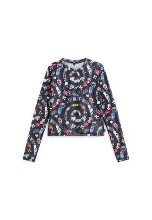 Maglia a maniche lunghe in tessuto scuro con un motivo colorato e vario che include stelle, frutti e simboli; collo rotondo; texture morbida.