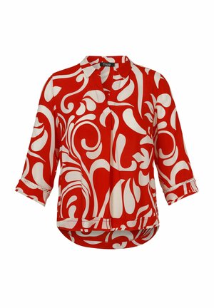 Rote Bluse mit weißem abstraktem Wirbelmuster, dreiviertel Ärmeln und einem Kragen mit geknöpfter Manschette.