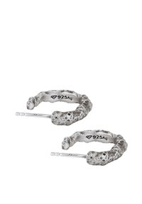 Silvriga hoopörhängen med en texturerad, organisk design. Stämplade "925Ag" för sterling silver, med rundade ändar och en låsmekanism.