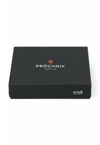 Czarny prostokątny pojemnik o gładkiej powierzchni, z czerwonym i białym logo "PROCHNIK" oraz etykietą "RFID SECURE" z boku.
