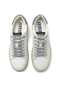 Zapatillas deportivas de cuero blanco con acentos plateados texturizados, cordones plateados planos y suela de goma flexible. Presenta una lengüeta y plantilla acolchadas.