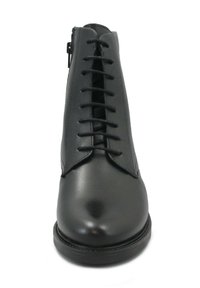 Stivale alla caviglia in pelle nera con una superficie liscia, stringato sulla parte anteriore e con zip laterale. Punta rotonda e tacco basso. Design classico.