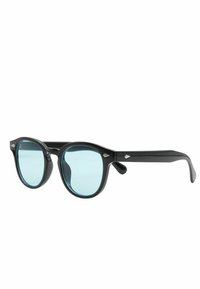 Occhiali da sole rotondi neri con lenti blu, caratterizzati da accenti a forma di diamante argentati sulla parte anteriore e montatura in plastica nera testurizzata.
