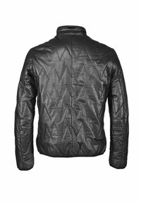 Schwarze gesteppte Lederjacke mit hohem Kragen, die ein geometrisches Zickzackmuster und nahtlose Schultern aufweist, taillierte Passform und lange Ärmel hat.