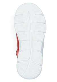 Rode sneaker met een witte rubberen zool die een gestructureerd profiel heeft voor grip en een verstevigd hielgebied voor ondersteuning.