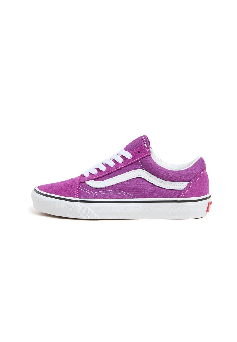 Paarse suede sneakers met een witte leren streep, witte veters en een zwarte rubberen zool. Bevat klassieke ontwerpelementen en simpele accenten.
