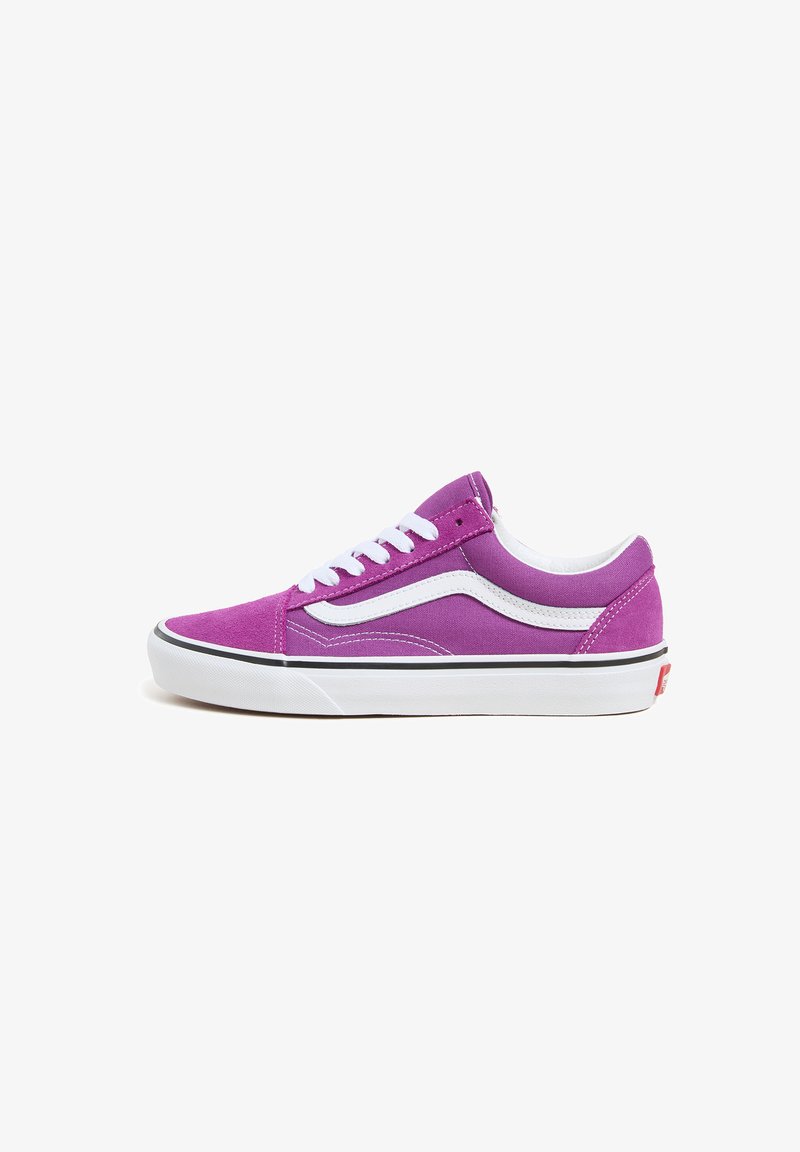 Baskets en daim violet avec une bande en cuir blanc, des lacets blancs et une semelle en caoutchouc noir. Présente des éléments de design classiques et des accents simples.