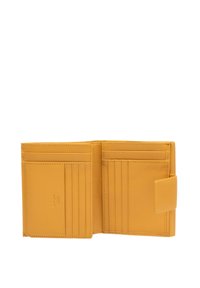 Cartera de cuero amarillo con múltiples ranuras para tarjetas y cierre a presión. Textura suave y detalles de costura, con un pequeño logotipo estampado.