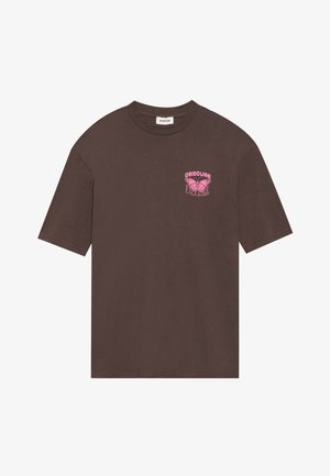Camiseta de algodón marrón de manga corta, con un gráfico rosa de una mariposa y el texto "OBSCURE" en la parte superior izquierda del pecho.