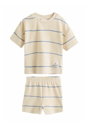 Sæt med cremefarvet kortærmet skjorte og shorts med tynde blå horisontale striber og en "Be Wonderful"-patch nederst til højre på skjorten.