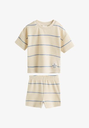 Set aus cremefarbenem Kurzarmhemd und Shorts mit dünnen blauen horizontalen Streifen und einem "Be Wonderful"-Aufnäher unten rechts am Hemd.