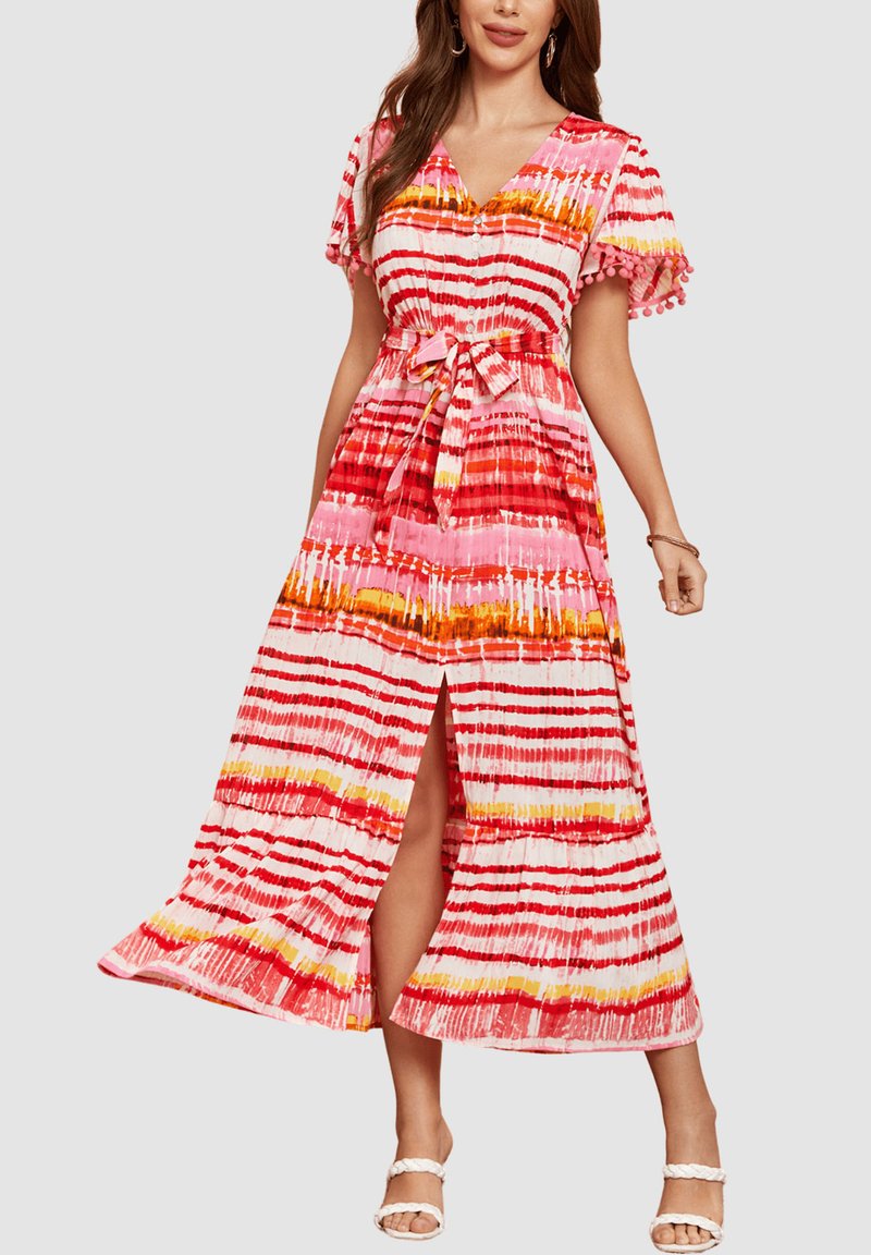 Vestido maxi en rayas rosas, rojas y blancas con cinturilla anudada, mangas cortas y ligeras, y una abertura frontal para un estilo adicional. Tela liviana.