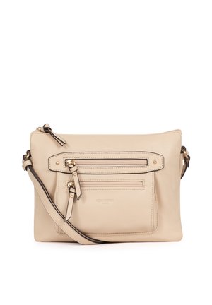 Sac bandoulière en cuir beige avec deux poches avant zippées, ferrures dorées, sangle réglable et détails de couture visibles.