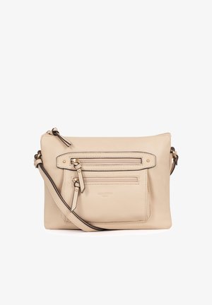 Beige leren crossbodytas met twee voorvakken met rits, goudkleurige hardware, verstelbare riem en zichtbare stiksel details.