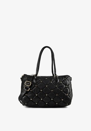 Bolso de mano negro acolchado de cuero con tachuelas doradas, dos asas para el hombro y una correa ajustable con hebilla dorada.