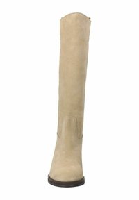 Kniehoge beige suède laars met een gladde textuur, ronde neus en minimale naadafwerking. Heeft een lage, donkere zool voor stabiliteit.