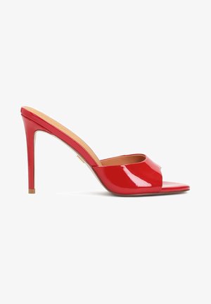 Raudonos lakuotos odos atvira pirštų mule, turinti elegantišką dizainą, aukštą stiletto kulną ir subtilų išpjovimą ant vampo.