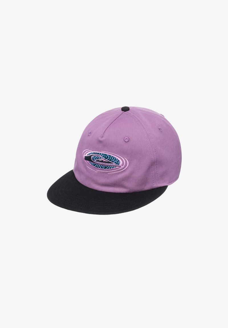 Violetti puuvillalippis mustalla visoolla, jossa on värikäs brodeerattu logo edessä. Perinteinen kuuden paneelin muotoilu ilman reikiä.