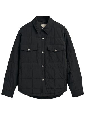 Sort quiltet jakke med lange ærmer, trykknapslukning foran, to brystlommer med klapper og trykknapper samt en spids krave.