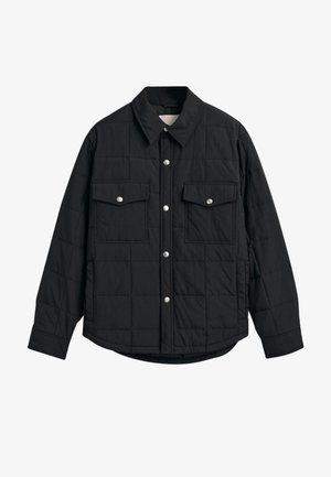 Chaqueta negra acolchada con mangas largas, cierre frontal de botones a presión, dos bolsillos en el pecho con solapa y cierre de botón a presión, y cuello puntiagudo.