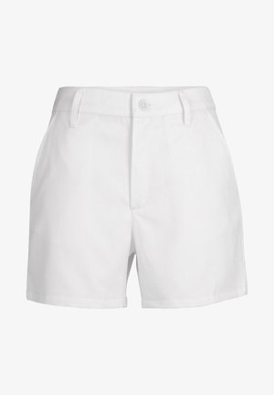 Pantalones cortos de algodón blancos con un diseño a medida, que cuentan con cierre de botón, trabillas para el cinturón y dobladillo recto. Sin bolsillos visibles.