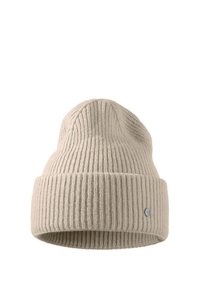 Béžová pletená čepice s žebrovaným vzorem a ohrnutým lemem, s malým kovovým logem. Měkká textura a jednoduchý, válcový tvar.