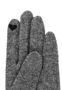 Grau gestrickter Handschuh mit einem kleinen schwarzen Herzmuster an der Spitze des Zeigefingers vor einem weißen Hintergrund.