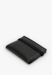 Czarny skórzany portfel o teksturowanym wykończeniu, z czarnym elastycznym zapięciem. Prostokątny kształt z zaokrąglonymi krawędziami.
