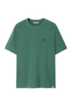 Groen T-shirt met korte mouwen en ronde hals, met een klein zwart logo op de linkerborst en een wit label aan de onderzoom, op een witte achtergrond.