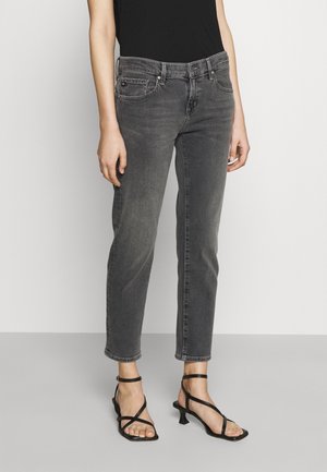 Jean en denim gris à coupe slim et légèrement fuselée, doté de cinq poches, d'une taille mi-haute et de détails minimalistes.