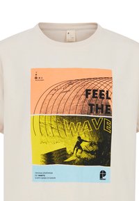 Camiseta de algodón color crema con un diseño gráfico que presenta bloques en naranja, amarillo y azul. El texto dice "Siente la Ola" con imágenes de surf.