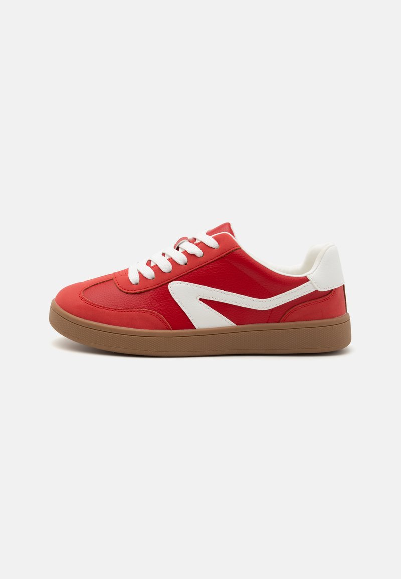 Czerwone syntetyczne sneakersy z białymi akcentami. Okrągły czubek, niski krój i teksturowana gumowa podeszwa. Posiadają białe sznurowadła i detal z logo po boku.