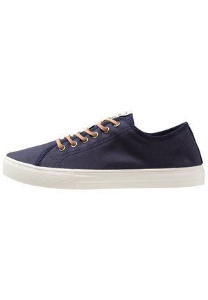 Baskets basses bleu marine avec lacets beiges et semelle en caoutchouc blanche, vues de côté extérieur sur fond blanc.