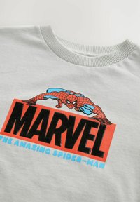 Harmaa college-paita, jossa on Spider-Man -kuva mustalla ja punaisella "MARVEL"-sanan yläpuolella, ja "THE AMAZING SPIDER-MAN" sinisellä alla.