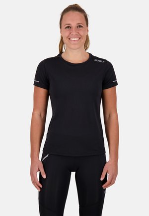 Crni sportski majica kratkih rukava, okruglog izreza, s reflektirajućim naglascima na ramenima, izrađena od lagane tkanine koja upija vlagu.