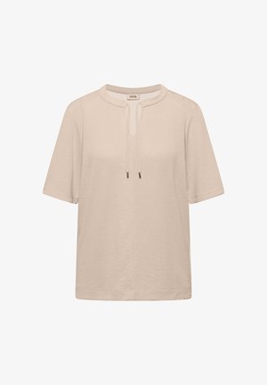 Beige lyhythihainen neulepaita pyöreällä pääntiellä ja edessä solmittavalla yksityiskohdalla, teksturoidusta kankaasta ja rennolla istuvuudella.