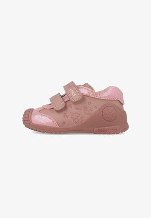 Zapato infantil en color rosa, fabricado con material suave, que cuenta con dos correas de velcro, patrones de búho y una suela de goma texturizada con puntera redonda.