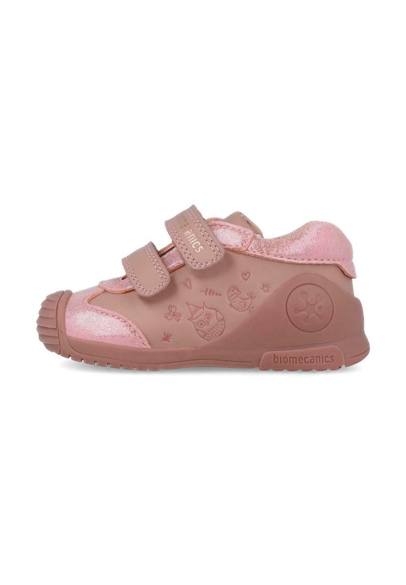 Scarpa da bambino rosa realizzata in materiale morbido, con due cinturini in velcro, motivi a gufo e una suola in gomma texturizzata con punta arrotondata.