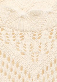 Open-knit trui in een crème kleur, met bladvormen, textuurgarens en een geribbelde halslijn.